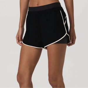 NWT Vuori Luna Piped Short in Black